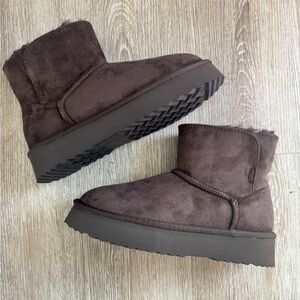 Cozy Short Shearling-Lined Ankle Boots - Dark Brown